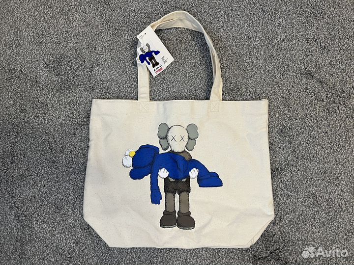 Тоут Kaws x Uniqlo, новый с бирками