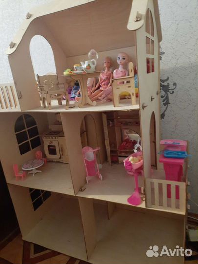 Домик кукольный с мебелью и куклами