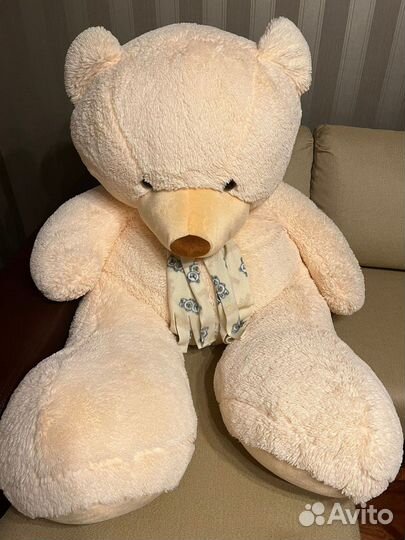 Большой плюшевый медведь