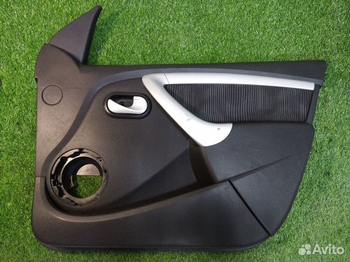 Обшивка двери передняя правая Renault Sandero