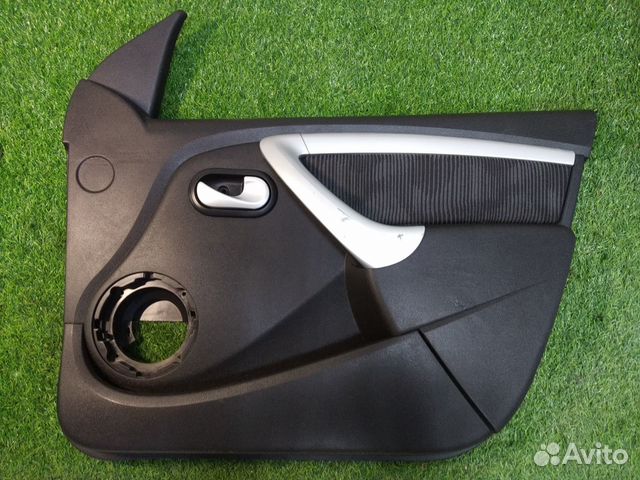 Обшивка двери передняя правая Renault Sandero