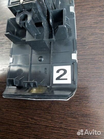 Кнопка стеклоподъемника задняя правая Nissan