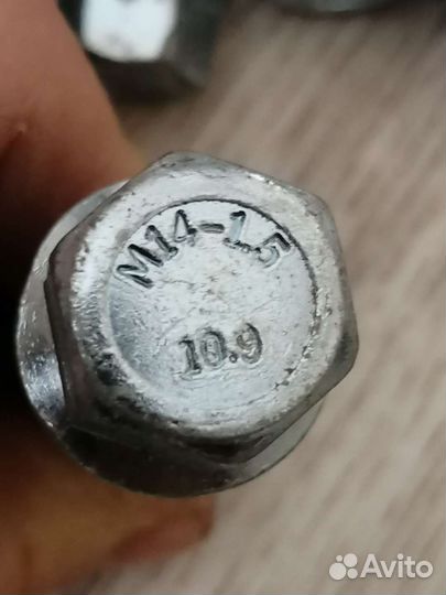 Колесные болты 14х1.5 10.9