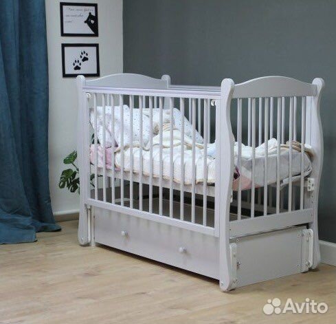 Детская кроватка с продольным маятником