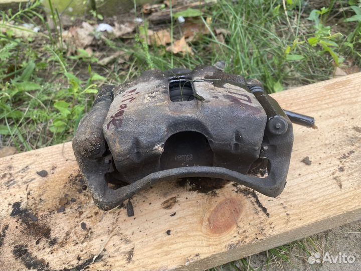 Mitsubishi mirage суппорт передний левый