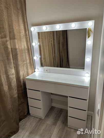 Гримерное зеркало со столом