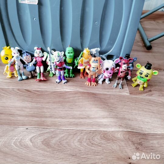 Сын продает свои игрушки,чтобы купить себе новую