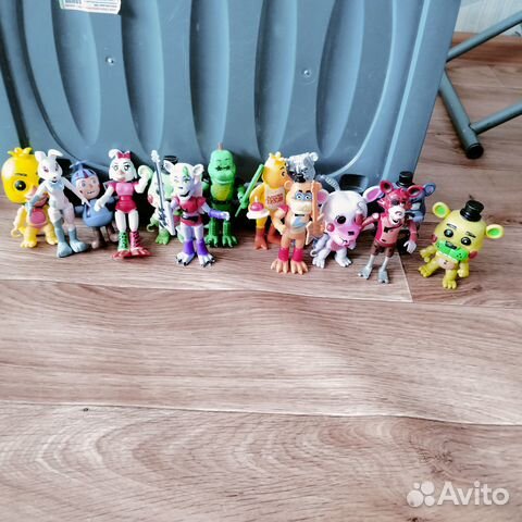 Сын продает свои игрушки,чтобы купить себе новую