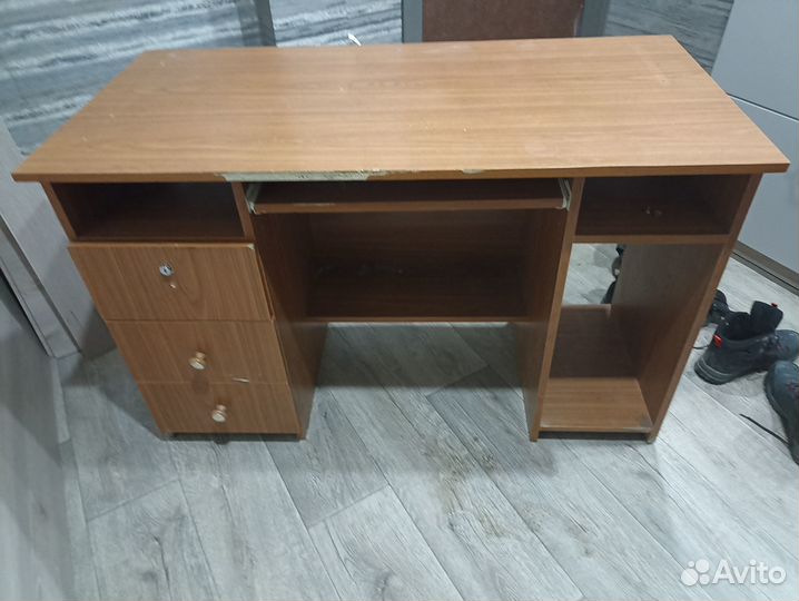 Отдам даром бесплатно компьютерный стол