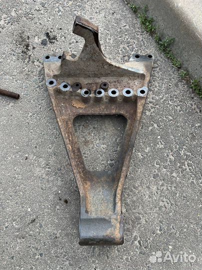 Mercedes actros кронштейн реактивной тяги левый