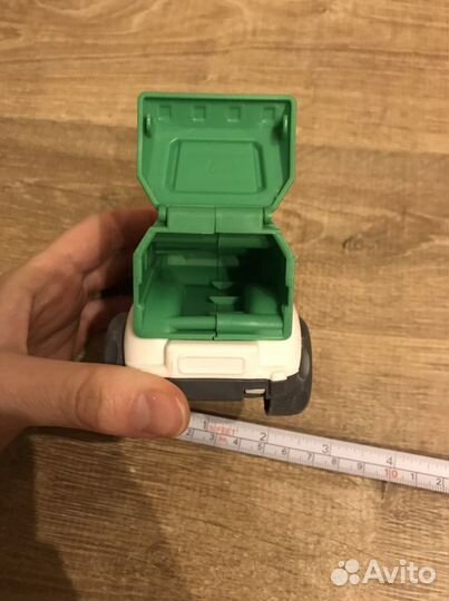 Внедорожник и мусоровоз