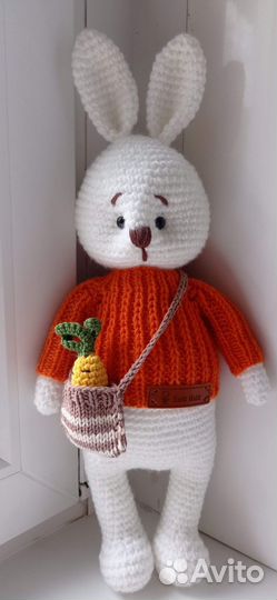 Вязаный зайчик ручная работа