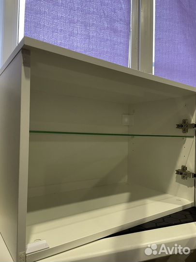 Шкаф со стеклянными дверцами