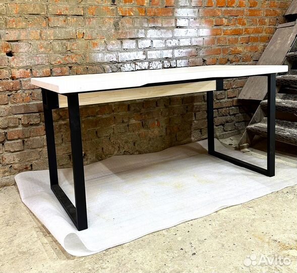 Компьютерный стол белый в стиле лофт