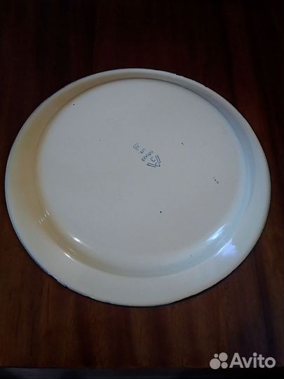 Набор круглых металлических контейнеров с крышками