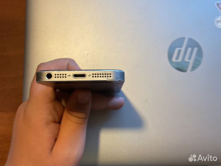 iPhone 5s разряженый и имеет сколы по бокам