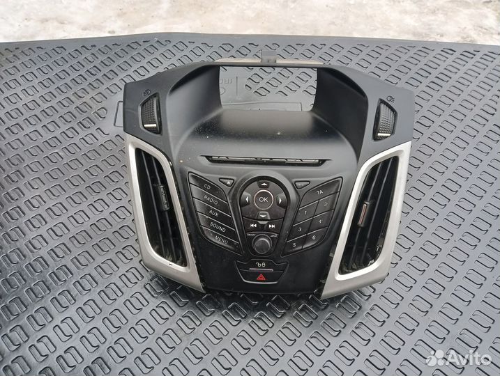 Центральная накладка приборной панели Ford Focus 3