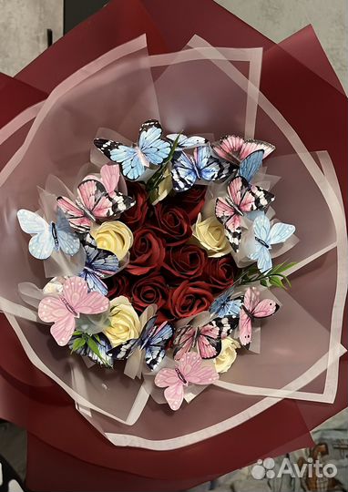 Букет из мыльных роз с бабочками