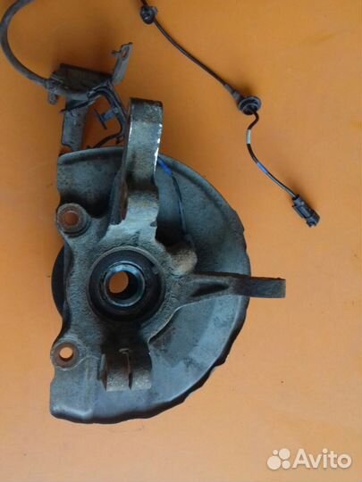 Кулак передний правый на Citroen C-Crosser