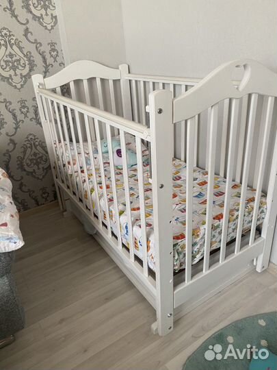 Детская кроватка с маятником и ящиком