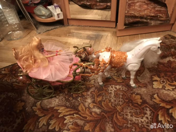 Карета с лошадью и много кукол