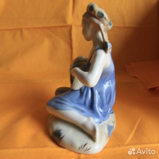 Фарфор: Статуэтка «Девочка с букетом»