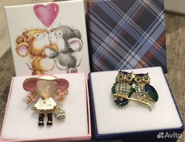 Брошь девочка