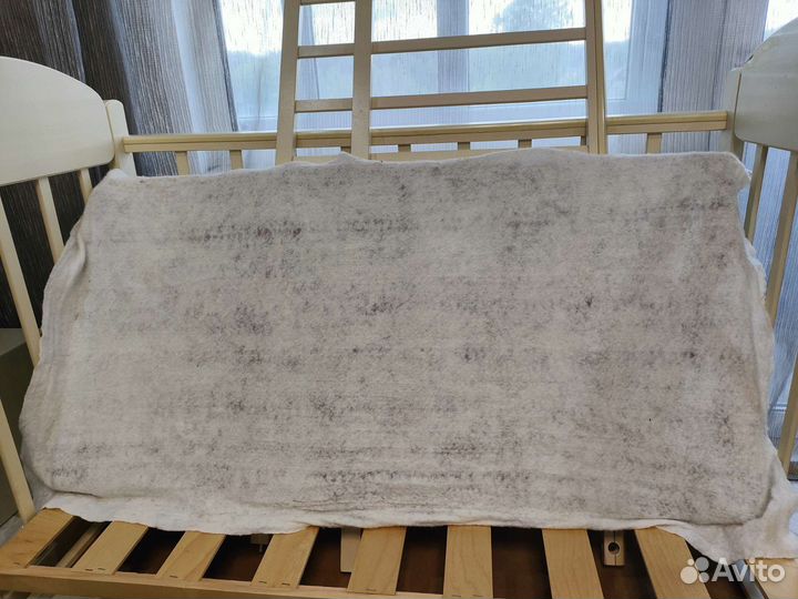 Детская кроватка с маятником и ящиком