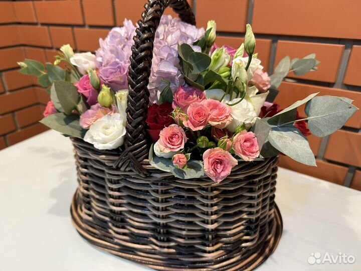 Корзина плетеная с букетом цветов