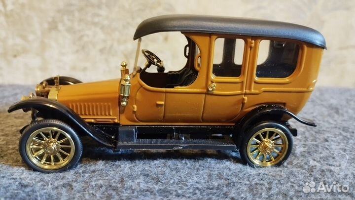 Модель автомобиля «Руссо-Балт лимузин»