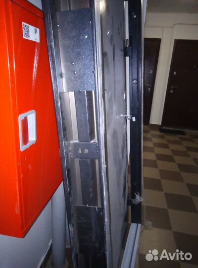 Продам входную дверь железную