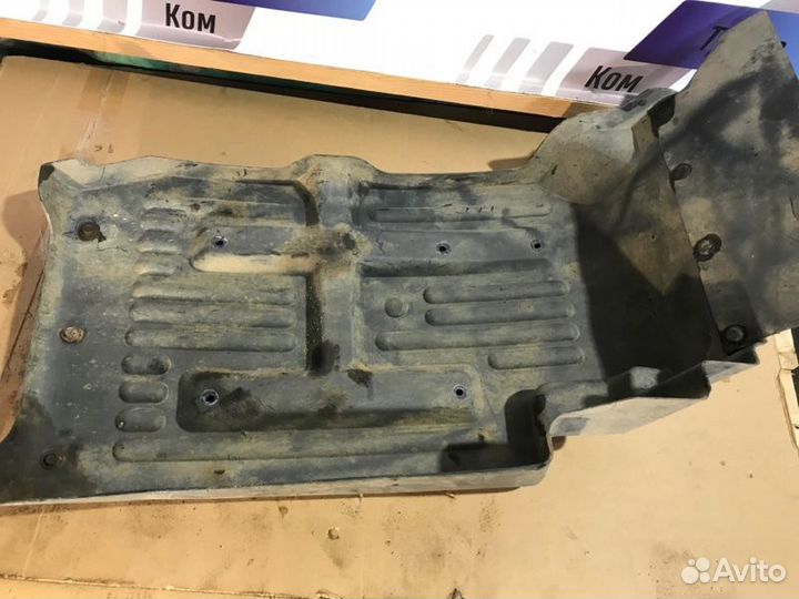 Подкрылок левый Hino 700 самосвал 2015