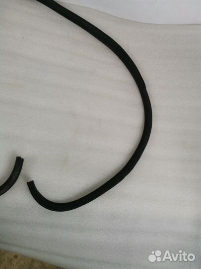 Уплотнитель проема двери передний левый