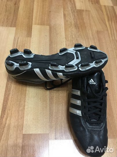 Футбольные бутсы adidas