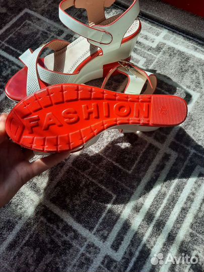 Продам Босоножки женские 39 размер