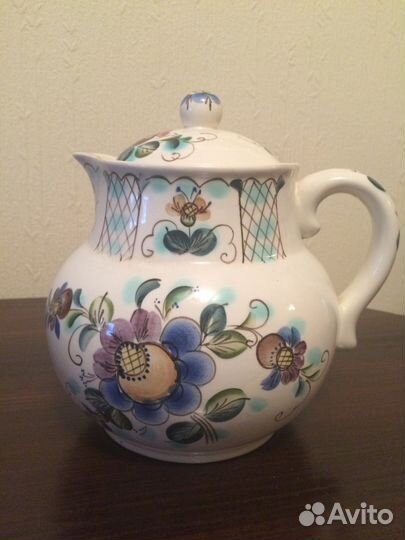 Керамические чайник и кувшин