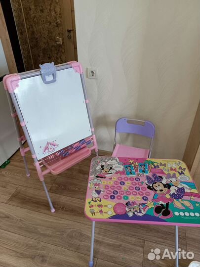 Детский столик и мольберт