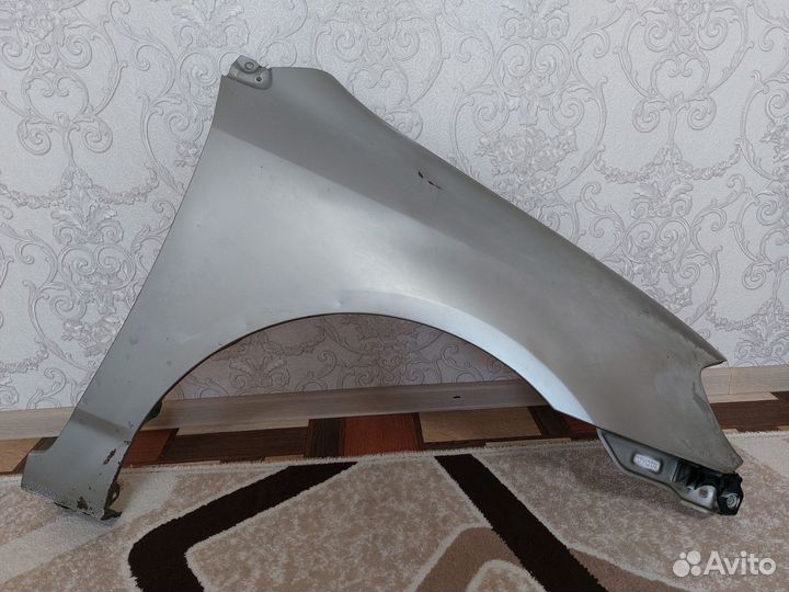 Продам правое переднее крыло на Тойоту Короллу