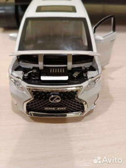 Машинка коллекционная Металлическая Lexus LM300h