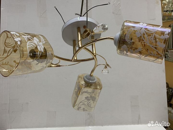 Трех ламповый потолочный светильник