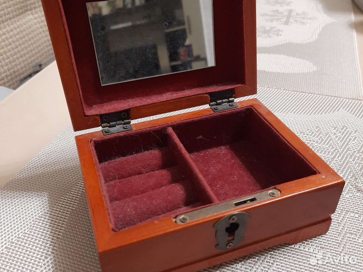 Деревянная шкатулка