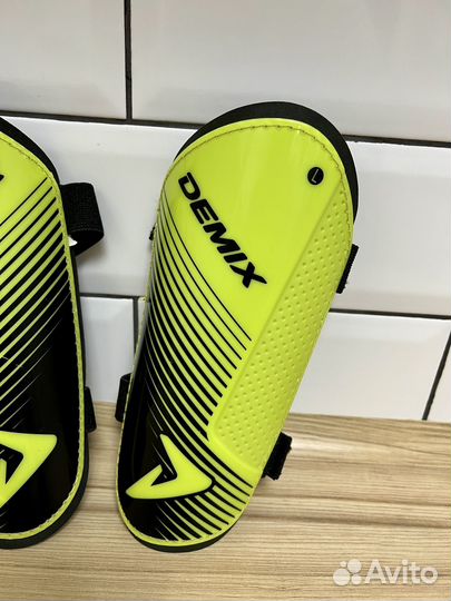 Футбольные щитки Demix