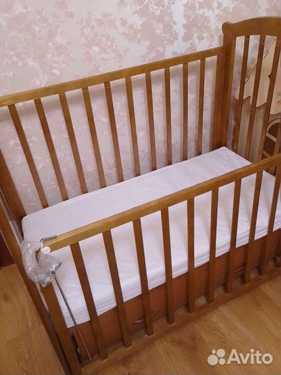 Детская кроватка с маятником и ящиком