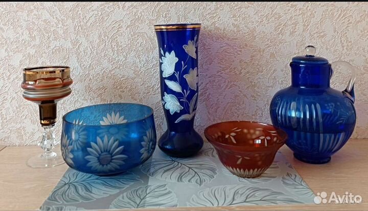 Вазы и предметы из цветного стекла