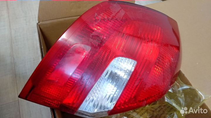 Фонарь задний левый Skoda Fabia 2 (5J6945095A)