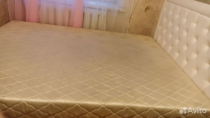 Кровать и шкаф