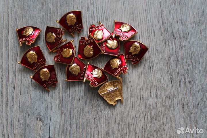 Комсомольский значок