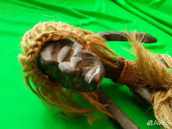 Сувенирная деревянная статуэтка