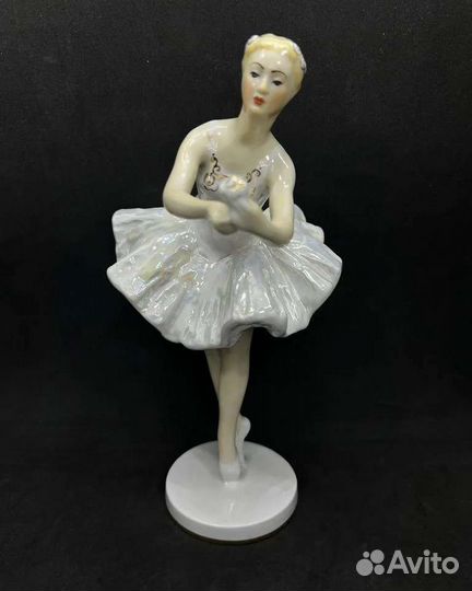 Балерина с цветком.Фарфоровая статуэтка