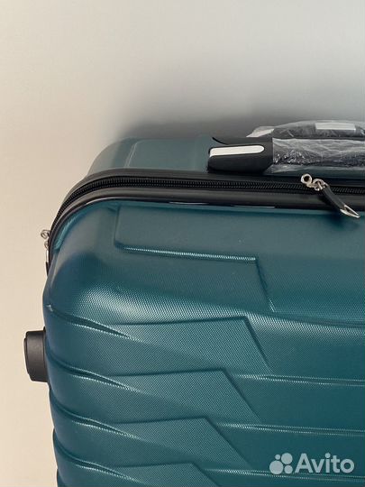 Чемодан на колесах, размер М